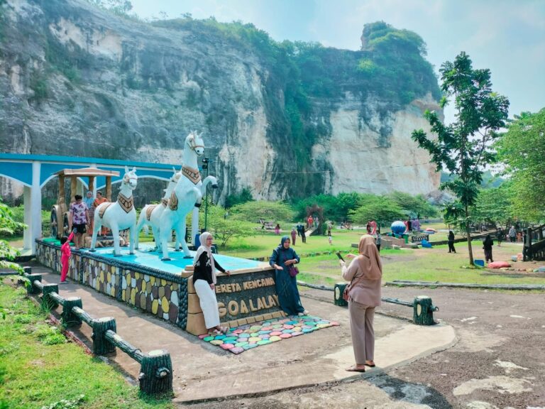 Wisata Alam Goa Lalay Klapanunggal yang Ramai Dikunjungi Saat Akhir Pekan