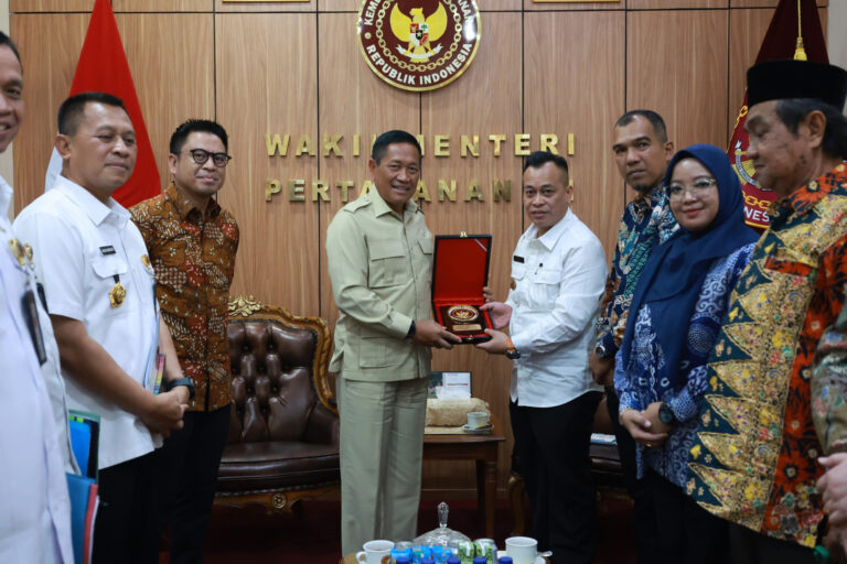 Wamenhan Menerima Audiensi Bupati Lingga, Diskusikan Kerja Sama Antara Kemhan dan Pemkab Lingga