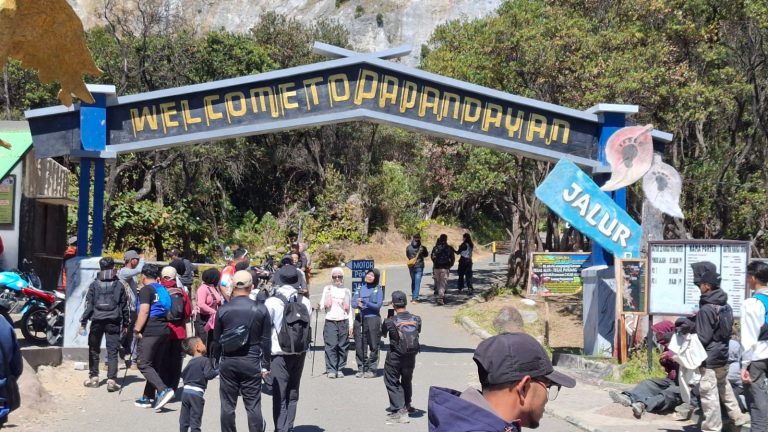Gunung Papandayan Ramai Dikunjungi Wisatawan, Kawah dan Hutan Mati Jadi Daya Tarik img 20260905 wa0019