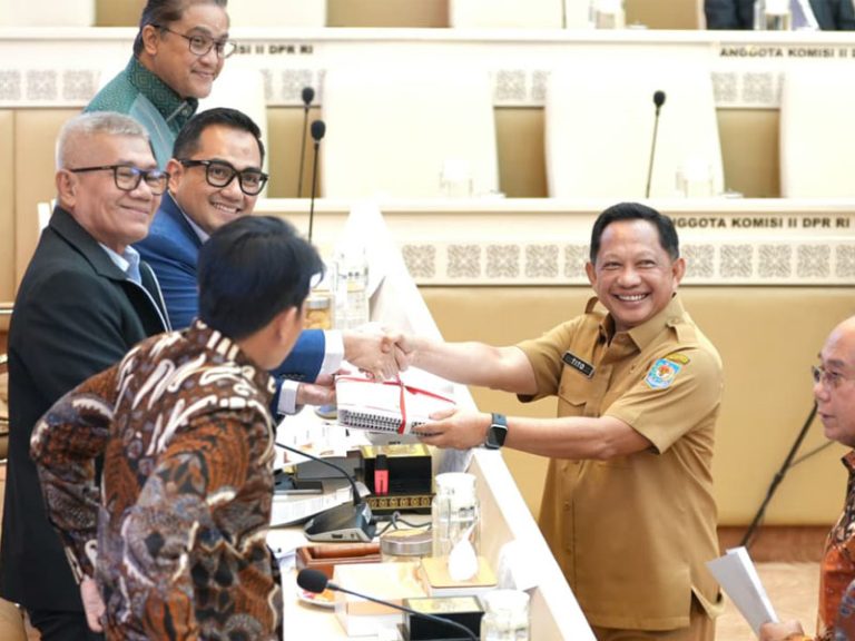 Pemerintah Setujui Pembahasan Lanjutan 15 RUU Kabupaten/Kota di Kalbar, Kalteng, dan Kalsel – Begini Penjelasannya kemendagri 142